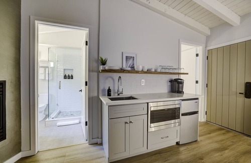 Lakeside Park Apartment | South Lake Chalet #5-New Boutique Suite-Minutes to Heavenly & Lake Tahoe
