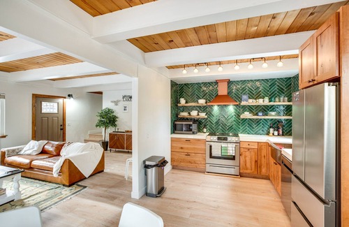 Pioneer Trail House | South Lake Tahoe Vacation Home w/Private Hot Tub!