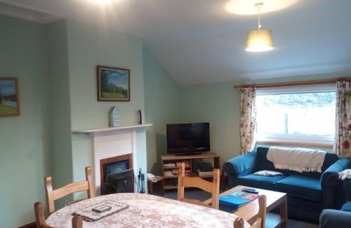 Biggar Cottage | South Lodge - sleeps 4 guests in 2 bedrooms