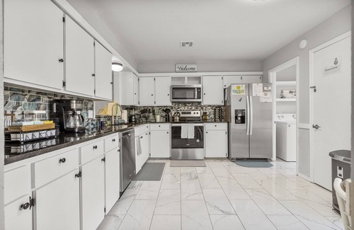 South Tulsa House | South Tulsa Luxury | 2000ft² 75"TV King BBQ Yard