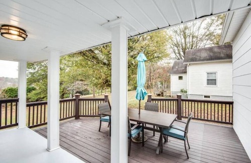 Hickory Cottage | Southern Charm Cottage- Historic 2 bed 1 bath refuge in Hickory