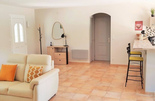 Logrian-Florian House | Southern Cypresses: south-facing holidays, between sea and mountains