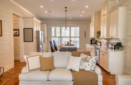 Moultrie House | Southern Farmhouse Retreat: 4 Bedroom, 4 Bath w/Master SPA like - Pet Friendly
