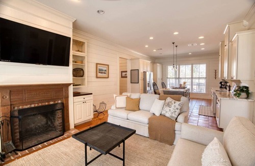 Moultrie House | Southern Farmhouse Retreat: 4 Bedroom, 4 Bath w/Master SPA like - Pet Friendly