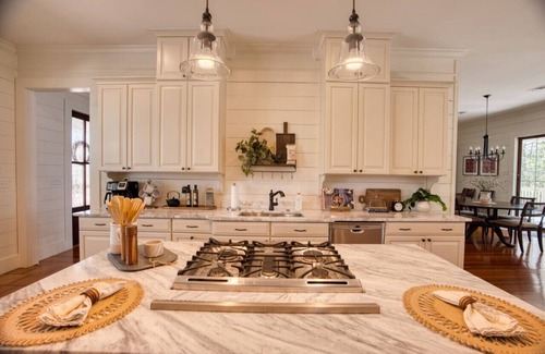 Moultrie House | Southern Farmhouse Retreat: 4 Bedroom, 4 Bath w/Master SPA like - Pet Friendly