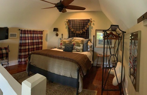 Mount Meigs House | Southern Luxury Carriage House with Lakefront View By Villa Real Escapes