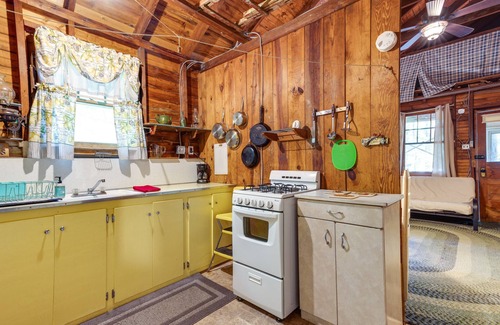 Town of Southold Town Cottage | Southold Cottage w/Patio & Grill - Walk to Beach!