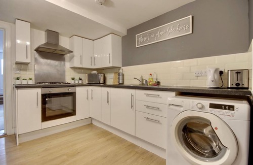 Portsmouth Apartment | Southsea Apartment-Parking-Pool-Hot tub