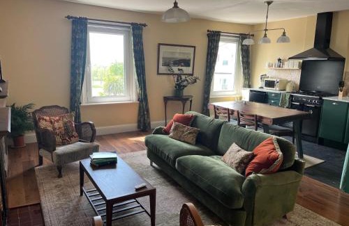Southsea Apartment | Southsea, Portsmouth - Two Bedroom Apartment - Newly Refurbished Throughout - Treetop Sea Views