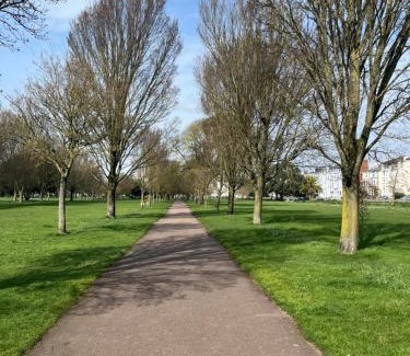 Southsea Apartment | Southsea, Portsmouth - Two Bedroom Apartment - Newly Refurbished Throughout - Treetop Sea Views