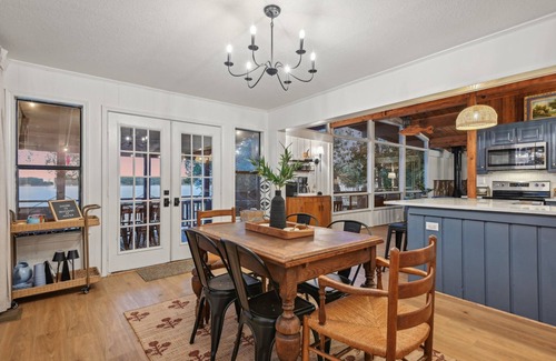 Enchanted Oaks House | Southside of Heaven is a luxury 3 bedroom cabin located on beautiful Cedar Creek Lake