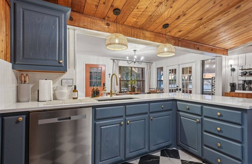 Enchanted Oaks House | Southside of Heaven is a luxury 3 bedroom cabin located on beautiful Cedar Creek Lake
