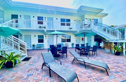 Hollywood South Central Beach Apartment | Southwinds 2 for 3 King Studio for 3 w Kitchen