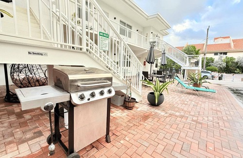 Hollywood South Central Beach Apartment | Southwinds 2 for 3 King Studio for 3 w Kitchen