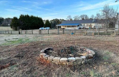 Kipling House | Sovereign Cottage - Farm Land/Hot Tub/Outdoor Area