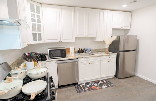 East Orange House | Sovereign Cottage-Parking , Self Check-in & Wifi