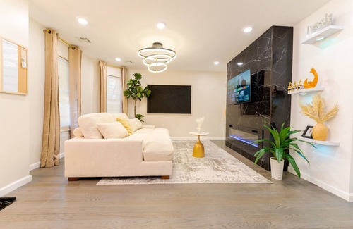 East Orange House | Sovereign Cottage-Parking , Self Check-in & Wifi