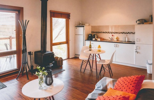 Daylesford Cottage | Spa! Fireplace! Bush views! Walking distance to Daylesford. nThe perfect getaway