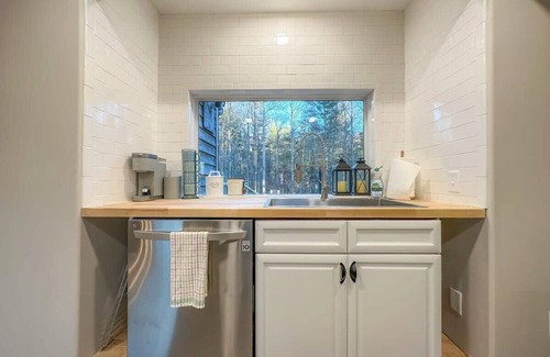 Fletcher House | Spa Lodge Sleeps 9 Sauna Hot Tub Mtn Views