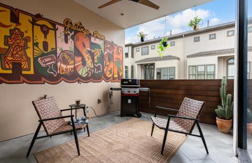 Riverside Terrace House | Space City - Prof Design, Game Room, King Bd