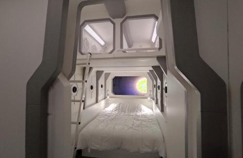 Lisieux Apartment | Space Lodge, vaisseau spatial - jeu type escape game