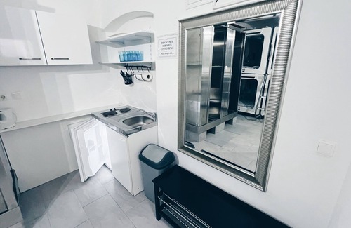 Matzleinsdorf Apartment | Space One Vienna - Sleeps 7 - Affordable & Central