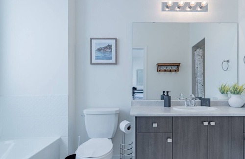 Bradford House | Spacious, Family-Friendly 3 Bedroom, 3 Washroom ~ Bradford ~ West Gwillimbury