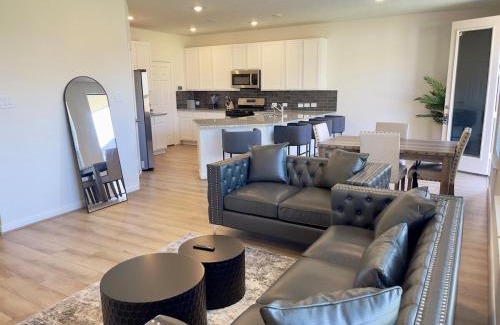 Cypress House | Spacious 3BR with Loft and Patio