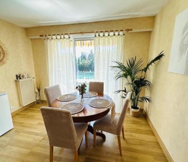 Villeneuve-Loubet Apartment | Spacieux 2 chambres 65m2 climatisé au village médiéval entre Nice et Antibes