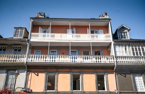 Bagneres-de-Bigorre Apartment | Spacieux Appartement Spa Balnéo Romantique
