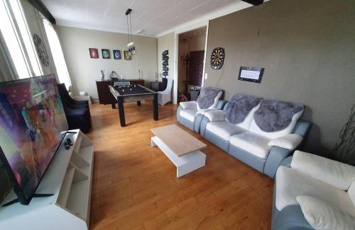 Verdun Apartment | Spacieux - LITERIE HAUT DE GAMME - Billard - Fléchette -TV 65" - Netflix - Amazon Prime- LIT KING SIZE - 4 chambres - Jeux enfants - Terrasse - Barbecue - Géré par Presta-Zen'Services- Chez Aline