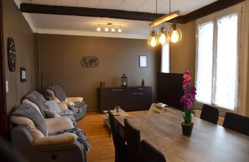 Verdun Apartment | Spacieux - LITERIE HAUT DE GAMME - Billard - Fléchette -TV 65" - Netflix - Amazon Prime- LIT KING SIZE - 4 chambres - Jeux enfants - Terrasse - Barbecue - Géré par Presta-Zen'Services- Chez Aline