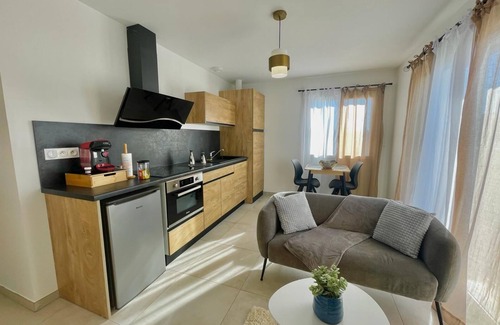 Lunel-Viel Apartment | Spacieux Studio Avec Espace Chambre Séparé et Grande Terrasse