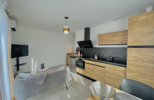 Lunel-Viel Apartment | Spacieux Studio Avec Espace Chambre Séparé et Grande Terrasse