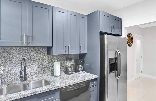 Bay Harbor Islands Apartment | Spacious 1 Bedroom 2 Beds in Bay Harbor BH4