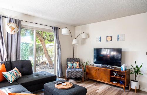 Broadway Apartment | Spacious 1 Bed + Studio/Free Parking/Zen Patio