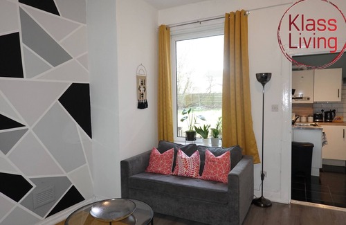 Bellshill Apartment | Spacious 1 bedroom apartment with good motorway links.
