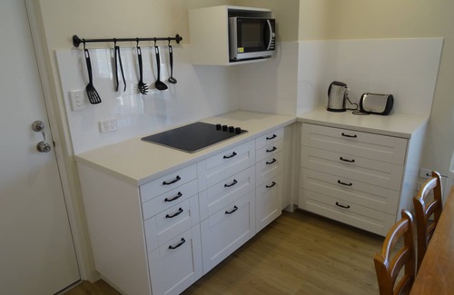 Canning Vale Apartment | Spacious, 1 Bedroom Apartment FREE Wi-Fi