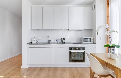 Neudorf-Weimershof Apartment | Spacious 1-Bedroom Apartment with Parking - 10 Mins to Airport/Train Station