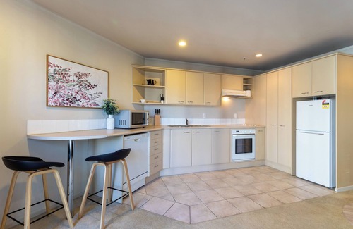 Grafton Apartment | Spacious 1-bedroom unit in CBD with free parking
