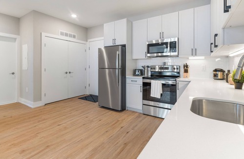 Northern Liberties Apartment | Spacious 1 BR Apartment with a Glass View