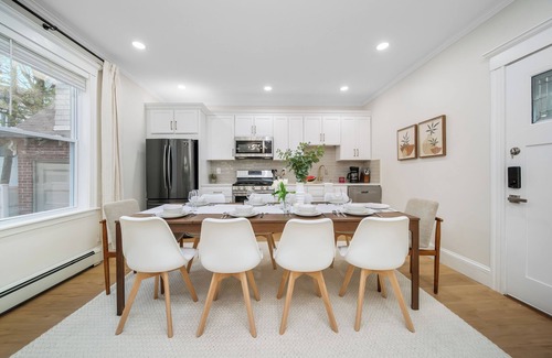 Meeting House Hill House | Spacious 10 BR 2 units duplex style near train to Downtown