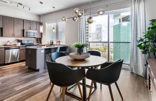 Uptown Condo | Spacious 1BR at Miro – Rooftop Pool & Entertainment Spaces