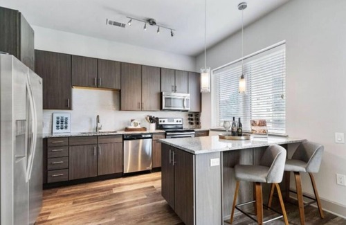 Uptown Condo | Spacious 1BR at Miro – Rooftop Pool & Entertainment Spaces