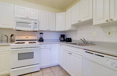 Aurora Highlands Apartment | Spacious 1BR+Den in Prime Location | Pool & Gym