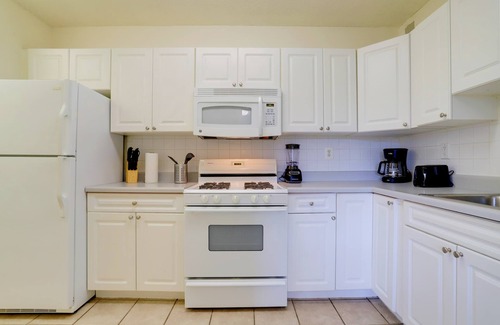 Aurora Highlands Apartment | Spacious 1BR+Den in Prime Location | Pool & Gym