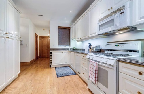 Yorkville Apartment | Spacious 1BR Executive Style Suite - King Bed