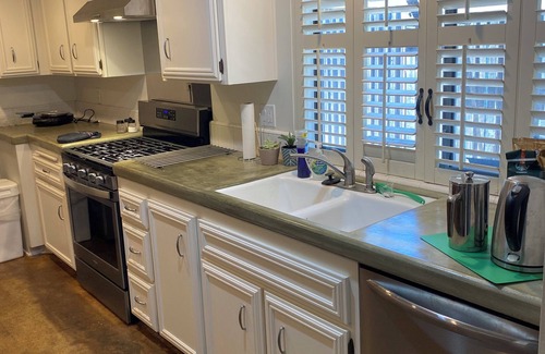 Arcadia Condo | SPACIOUS 2-bed 2 bath condo w everything 2 car parking , near Metro ALL welcome