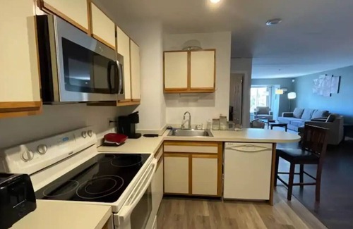 Trinity Vicinity Condo | Spacious 2 Bed 2 Full Bath Condo w/WIFI & Parking Sleeps 5