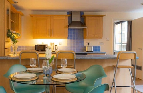 Nottingham City Centre Apartment | Spacious 2 Bed Apt - Fast Wi-fi - Free Parking